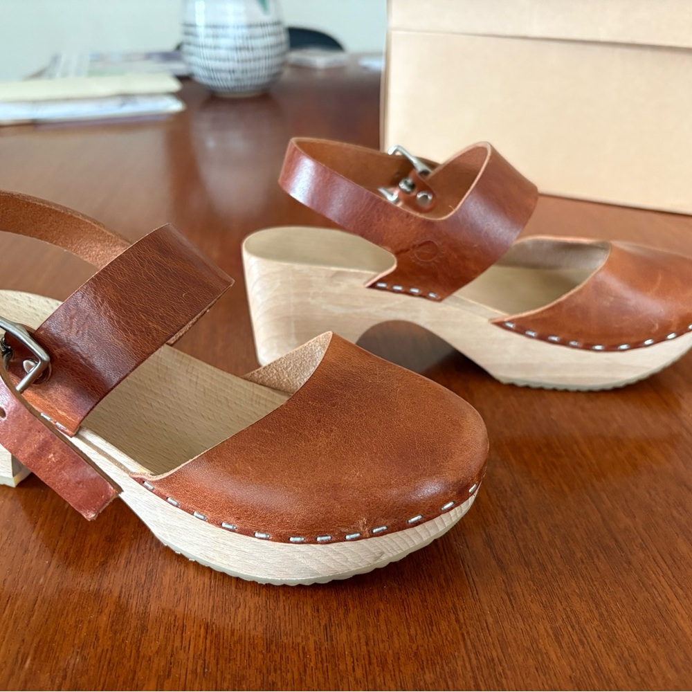 Los Angeles made Zuzii clogs- barely used